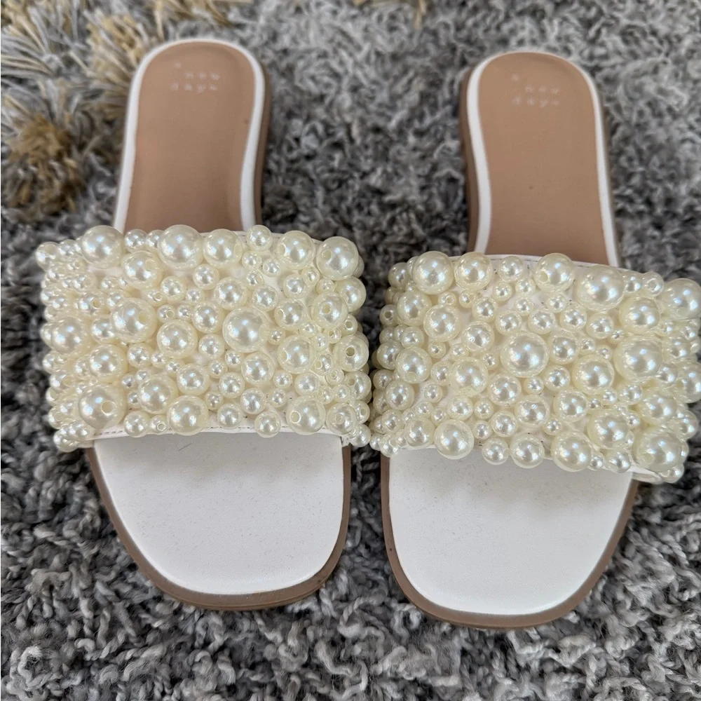 Pearl open toe slides. White 🤍 flip flops with pearls on upper - size 8 New Day - Picture 2 of 4